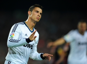 Cristiano-Ronaldo-celebra-un-gol-y-hace-un-gesto-de-calma-en-el-clasico